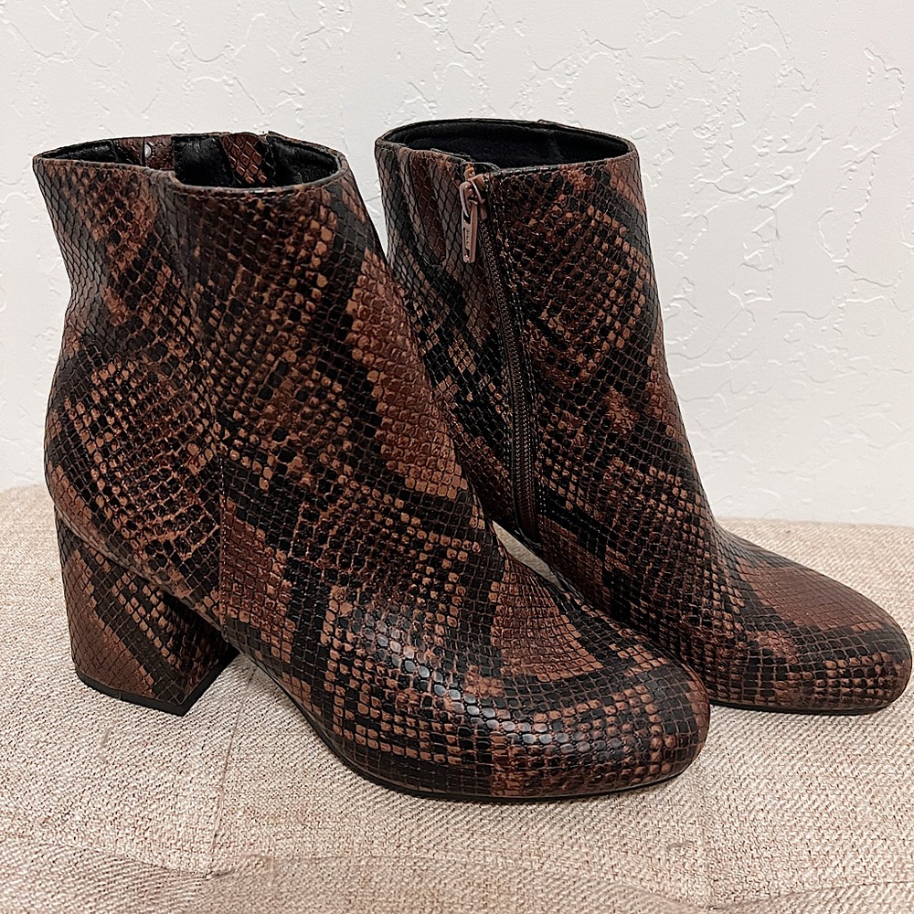 (SOLD) faux snakeskin boots